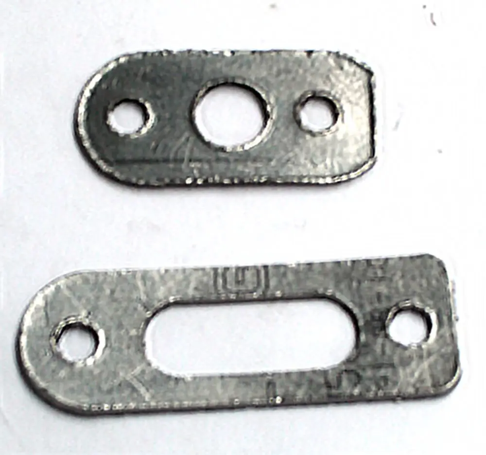 Zwei Dichtungen aus Metall, eine mit einem ovalen und einer mit einem runden Loch, passend zu Daikin-Produkten, für die Verwendung in Heizsystemen.